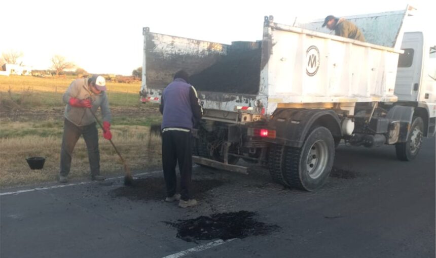 El Municipio realizó tareas de bacheo en la ruta de acceso a Piedras Blancas