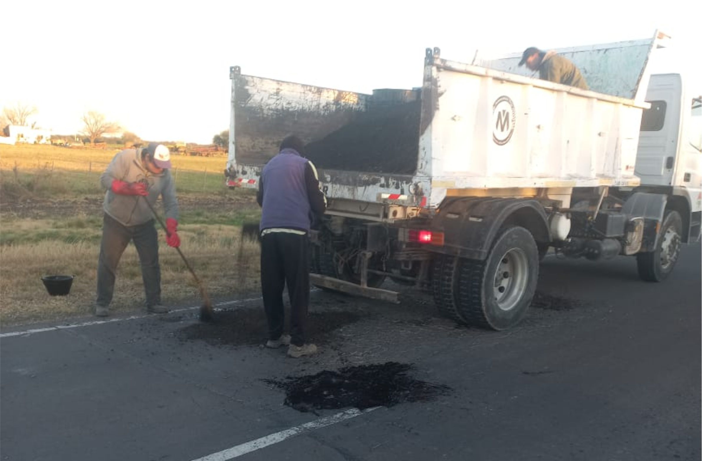 El Municipio realizó tareas de bacheo en la ruta de acceso a Piedras Blancas